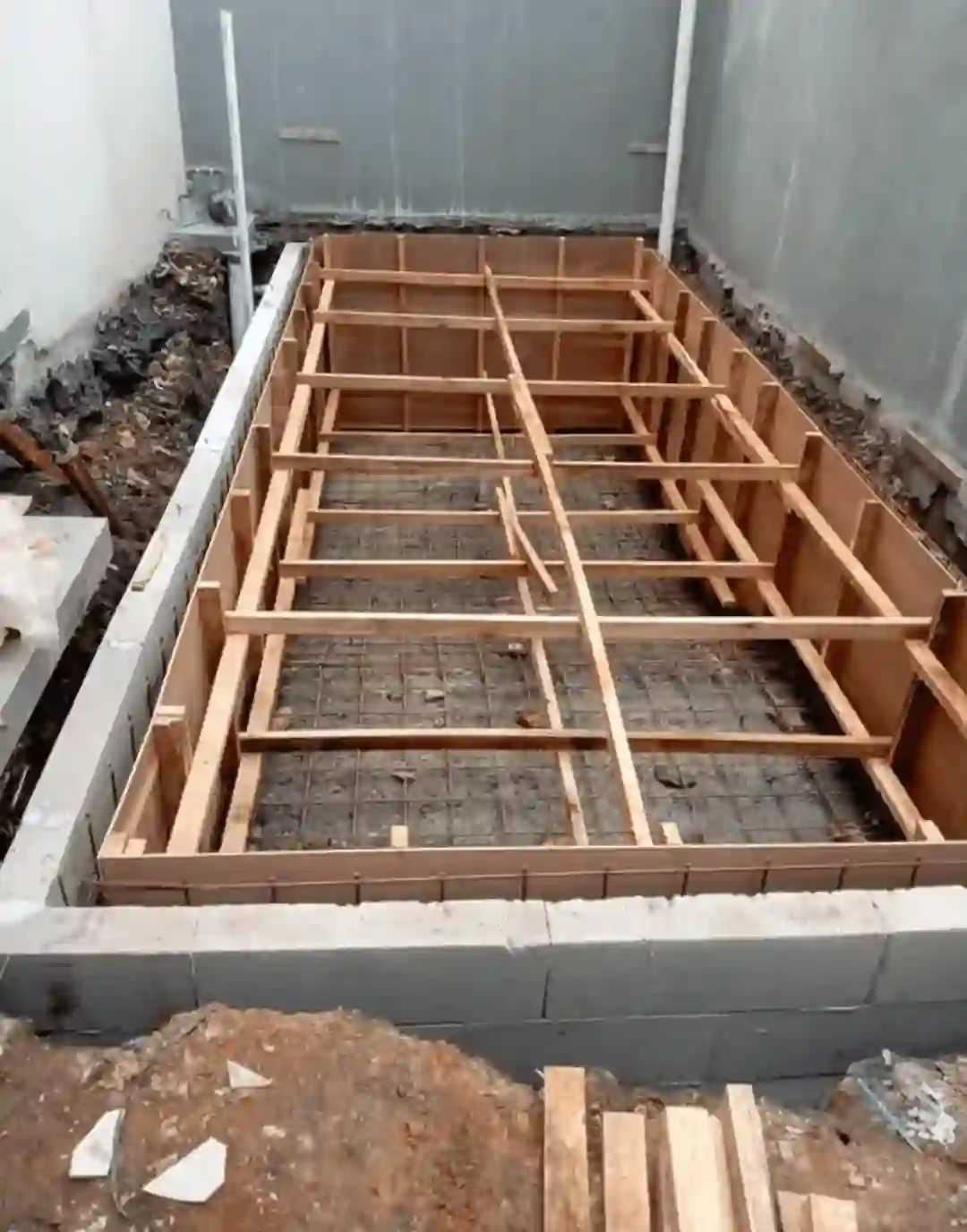 Proses Pembuatan Kolam Renang Beton dengan Sistem Filtrasi Modern
